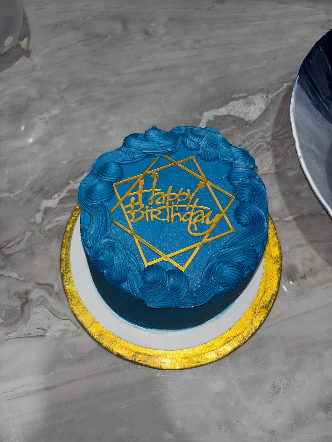 Simple blue birthday cake with piped border — Cakes by Leila
