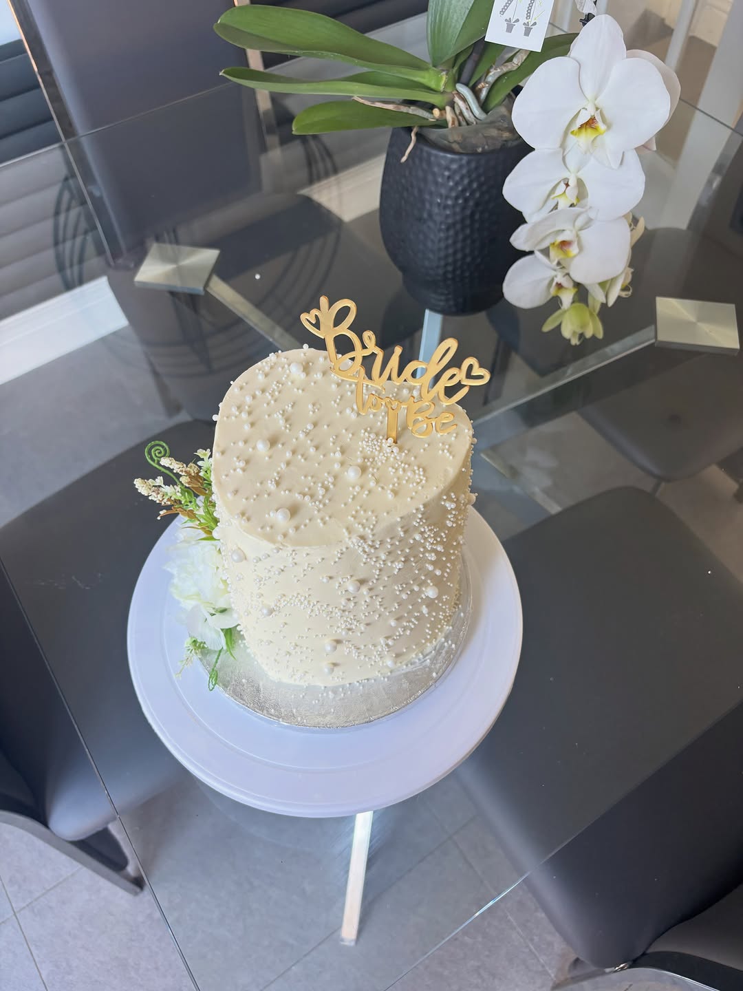 Pearl bridal cake detail — Cakes by Leila Instagram